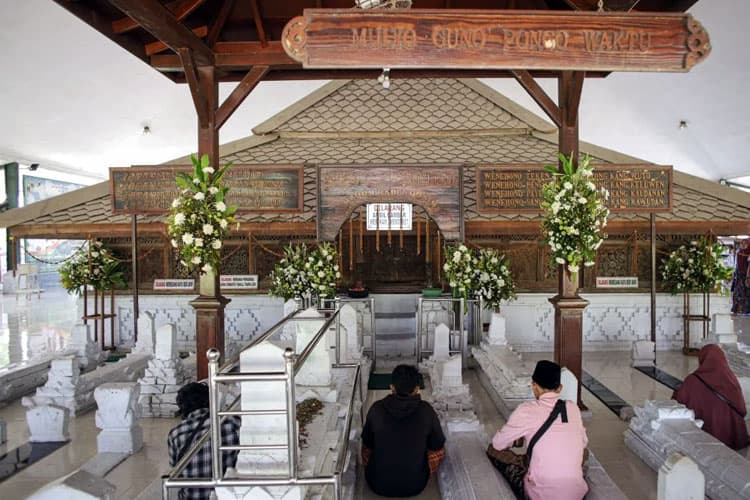 Wisata Religi, Ziarah Wali Limo di Jawa Timur: Menelusuri Sejarah Islam Nusantara