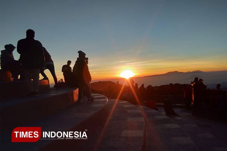 Meresapi Sensasi Sunrise Gunung Bromo di Enam Lokasi Berbeda