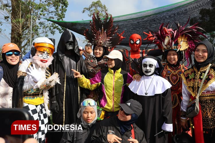Hanoman Hingga Spiderman Penuhi Langit Kota Batu