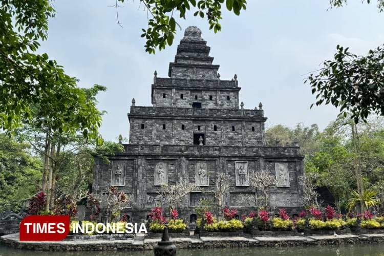 Candi Gito Lembah Tumpang, Pesona Candi di Tengah Kolam Bernuansa Jawa Kuno