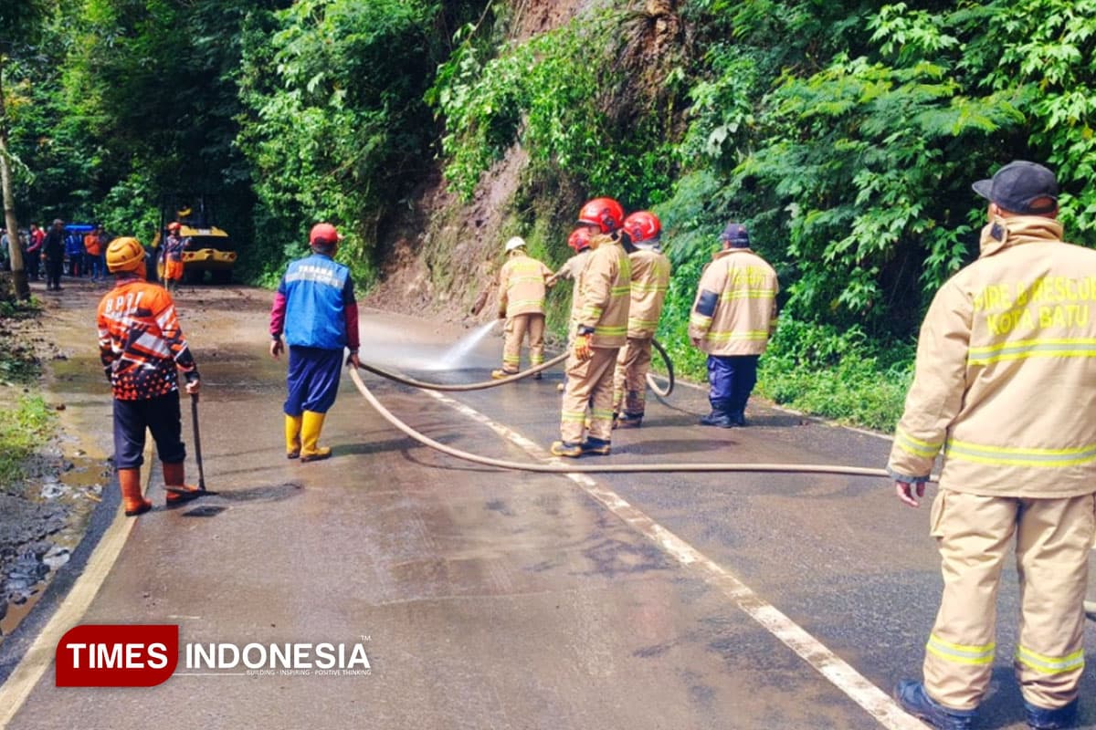 Sempat Lumpuh karena Longsor, Jalur Penghubung Payung Sudah Normal Dilalui Kendaraan