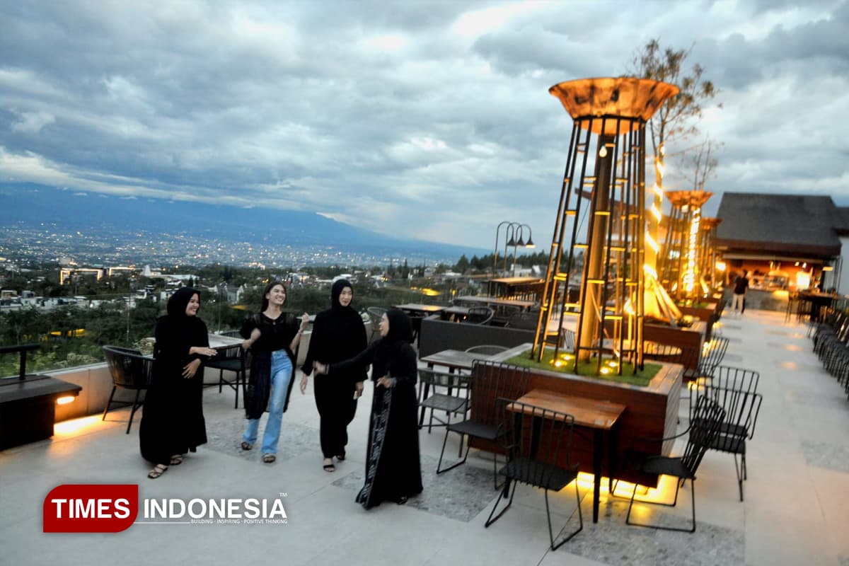 Menikmati Kuliner Beratap Langit di Sky Lounge Amartha Hills