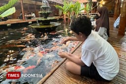 Makan Sambil Lihat Ikan Berenang, Waroeng Bamboe Sidomulyo Punya Pengalaman Kuliner Tak Biasa