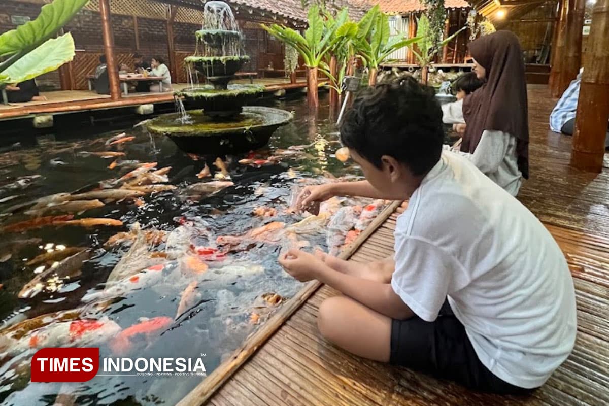 Makan Sambil Lihat Ikan Berenang, Waroeng Bamboe Sidomulyo Punya Pengalaman Kuliner Tak Biasa