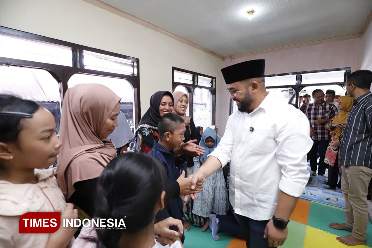 Mas Heli Salurkan 173 Paket Sembako untuk Warga dan ABK di Bulukerto Batu